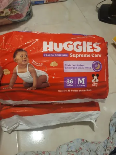 3 pacotes de fralda roupinha M Huggies supreme care <br>R$ 110,00
