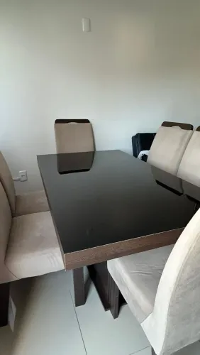 Vendo Mesa de madeira com tampo de vidro negro especial.