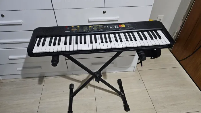 TECLADO MUSICAL YAMAHA F52 61 TECLAS + SUPORTE 