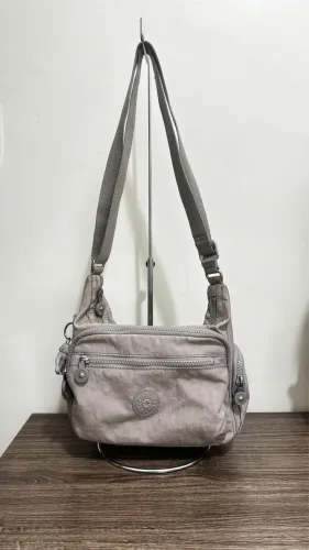 Bolsa Kipling cinza + carteira Kipling 