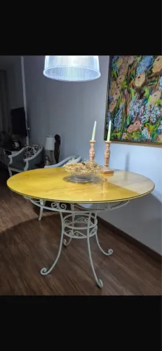 Mesa de vidro com madeira e pé de ferro