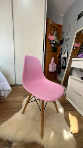CADEIRA EAMES EIFFEL ROSA BASE MADEIRA