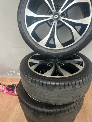 Vendo jogo de rodas aro 20 pneu 245/40 R20 furacão das rodas 5/114