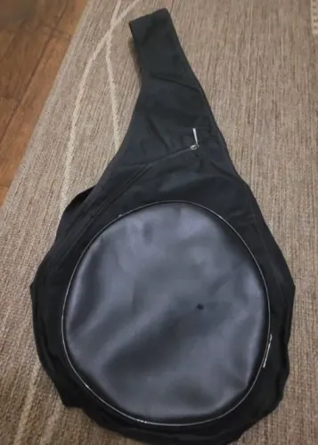 Bolsa com design versátil, estilosa Marca Gilson Martins. Nova. Conta com alça protetora.