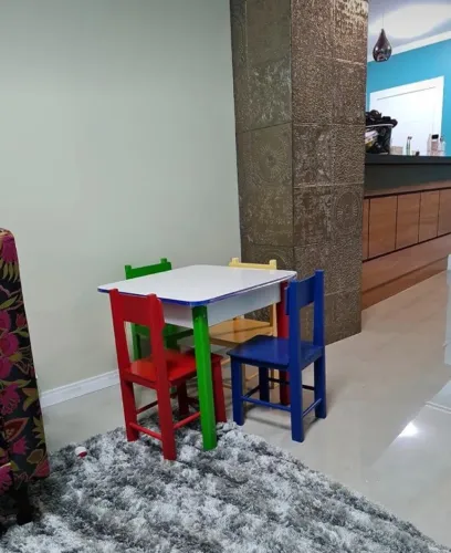 Mesinha Infantil em Madeira com 4 Cadeiras Coloridas (Carlu)