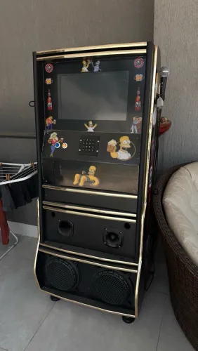 Máquina de música e karaokê