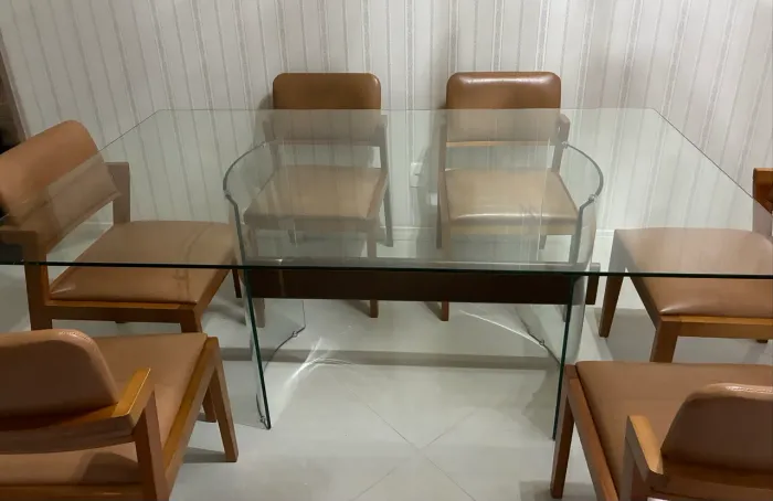 Mesa de jantar retangular em vidro