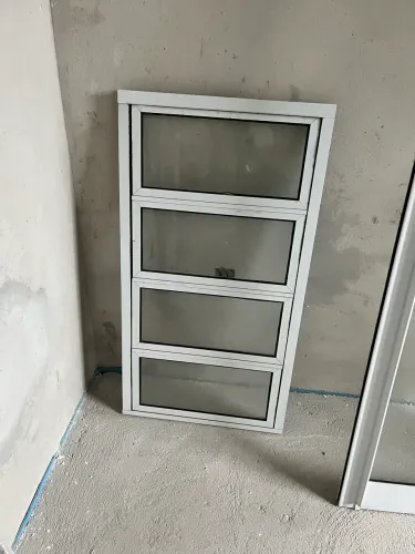 Janela basculante e porta para cozinha
