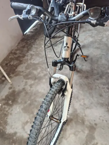 Vendo essa bicicleta aro 26 Mitsubishi 4x4 21 manchas retirar no bairro nova vitória disr2