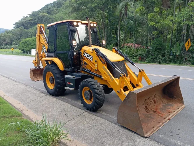 Retroescavadeira JCB 1.000 horas apenas