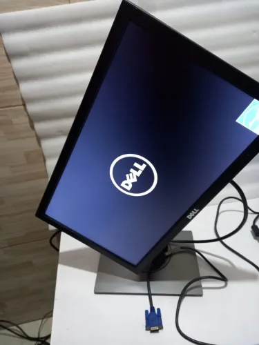 Monitor dell 19 polegadas led entradas display port  e vga giratório usado!!!
