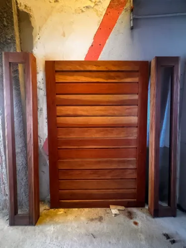 Porta de madeira maciça pivotante 