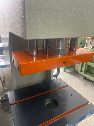 Prensa dupla hidráulica Unistamp mesa 1.350 impecável 40 ton