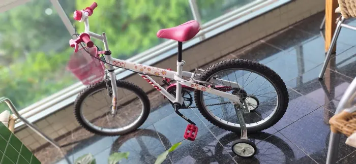 Bicicleta Caloi Ceci aro 20 com rodinhas