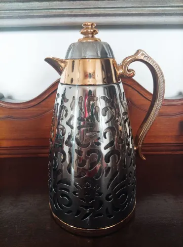 Garrafa Térmica Árabe Dourada e Prata Detalhes em Arabescos 1L BH/MG