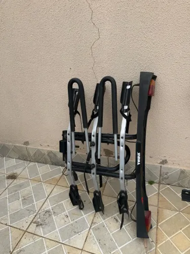 Suporte Thule Rideon Transbike P/3 Bicicleta Engate Cor prata e preto