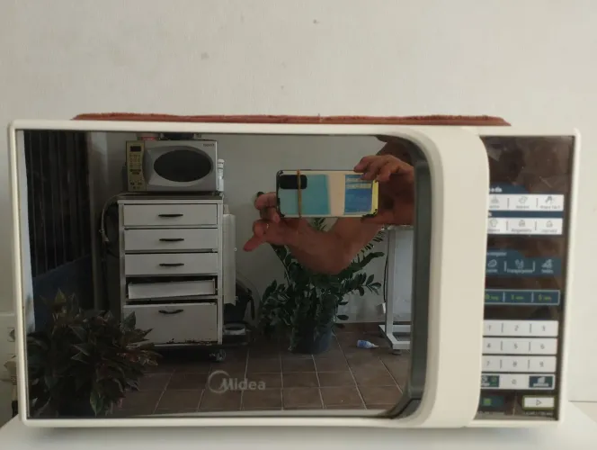 microondas Média espelhado 20 litros em excelente estado.
