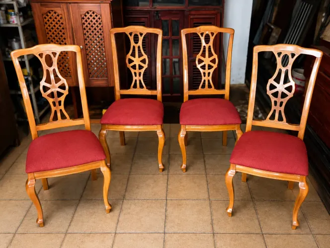 Cadeiras de madeira marfim 