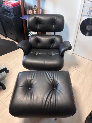 Cadeira Charles Eames com banqueta (Preta)