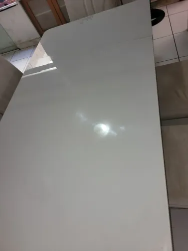 Vendo mesa com tampão de vidro de 6 cadeiras.