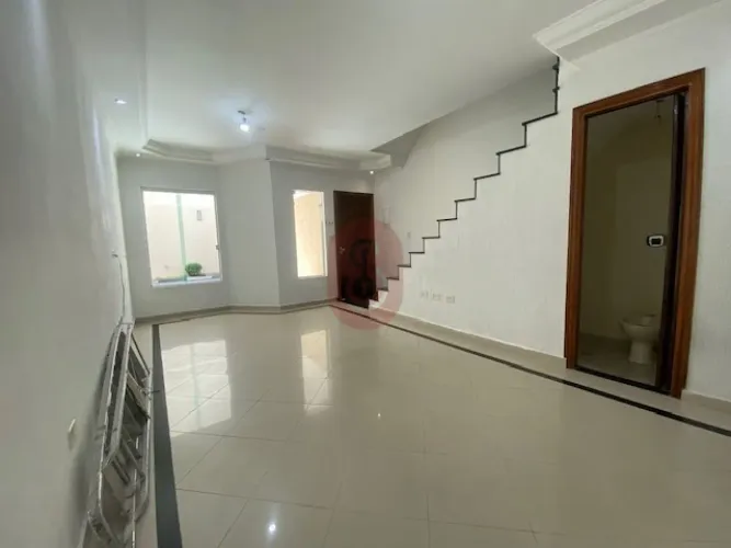 Sobrado em condomínio fechado, 3 quartos, 1 suíte, 2 vagas e terraço