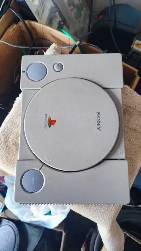 Ps1 FAT modelo 1001 funcionando perfeitamente com cartão 16gb 25 jogos só o console