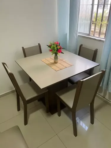 Conjunto Sala de Jantar Mesa Tampo de Madeira 4 Cadeiras Rustic/Crema/Sintético Bege Brian
