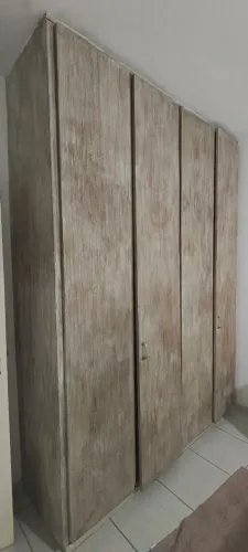 Guarda roupas amplo fixado na parede