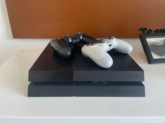 PS4 Sony + 2 Controles DualShock 4 - Usado Bom Estado