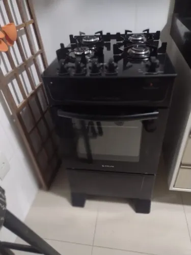 Fogão Atlas, 4 bocas, mesa de vidro, quase sem uso, forno nunca foi usado.
