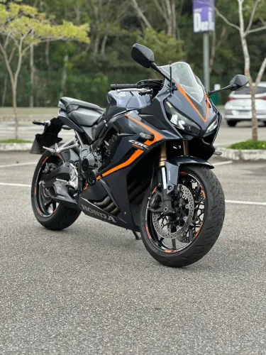 CBR 650R 2021 ? MUITO NOVA