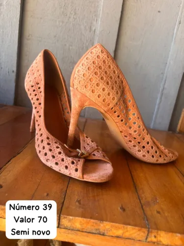 Sapatos semi novos