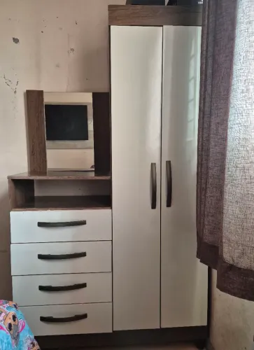 Vendo cômoda, 4 gavetas e duas portas com cabideiro.