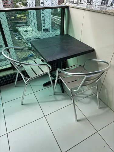 Cadeira em alumínio(duas) + mesa plástica(brinde)