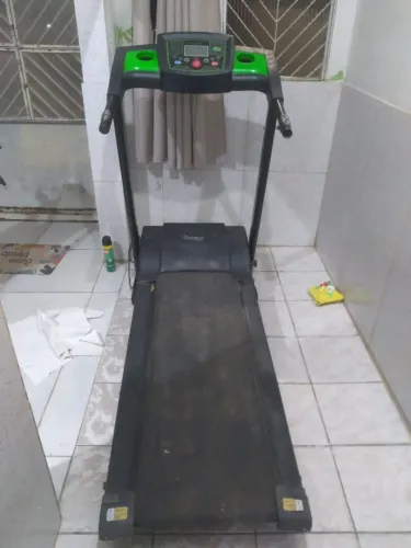 Esteira elétrica verde e preta