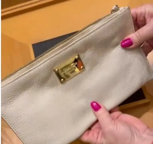 Bolsa  Michael Kors Estilo Clutch , em pelica , semi nova , na cor pérola . 