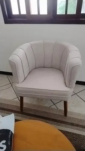 Poltrona Aconchegante para Sala de Estar Tecido Veludo Confortável Pés de Madeira Resisten