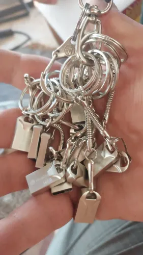 Pen drive 16 GB gravado e atualizado topado de música