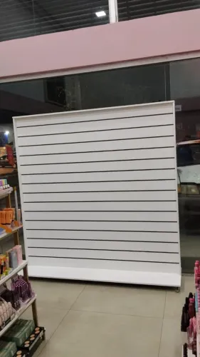 EXPOSITOR CANALETADO P LOJA MDF NOVO 