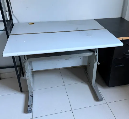 Escrivaninha/mesa escritório com regulagem de altura