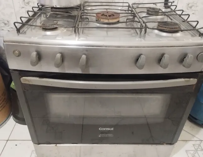 Vendo um fogão 5 bocas com o forno duas grelhas funcionando perfeitamente,da marca consul