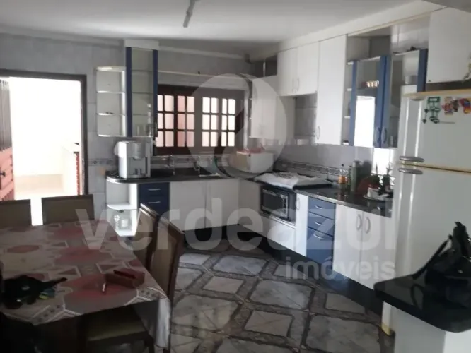 Sobrado com 4 quartos, edícula e 5 vagas de garagem no Santa Esmeralda em Hortolândia-SP.