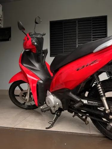 Moto Honda Biz vermelha