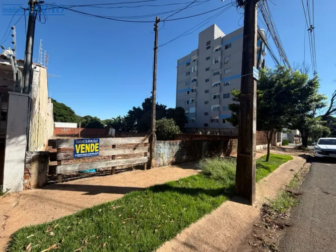 Terrenos à venda em Vila Santo Antonio, Maringá-PR
