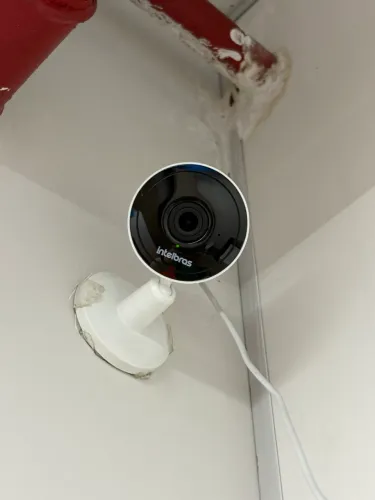 Câmera Inteligente Interna Wi-fi HD IMX1 Branca Intelbras com chip 64 gb