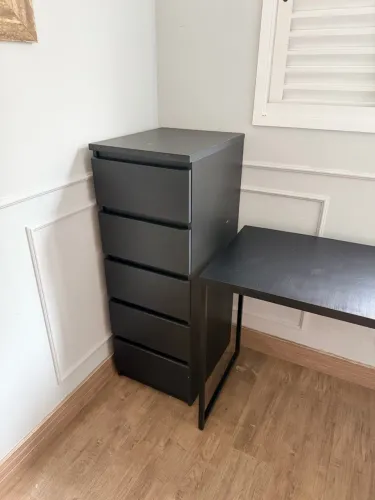 Conjunto de escritório, mesa, armário e cadeira.