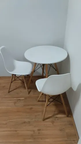Mesa com duas cadeiras