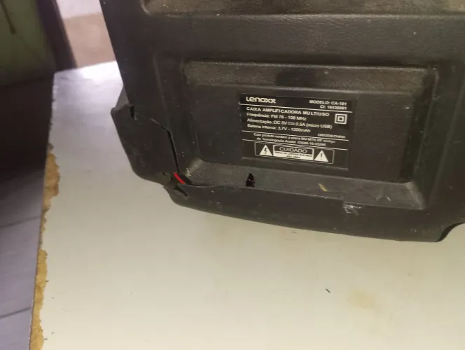 Vendo caixinha de som adaptada mas porém funcionando