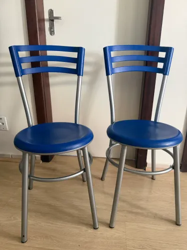 2 cadeiras + banqueta de madeira