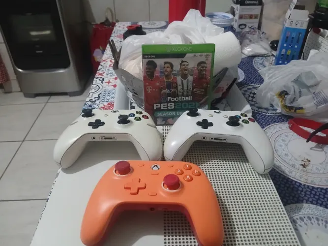 Xbox one s 1tb + 3 controles + 1 jogo
